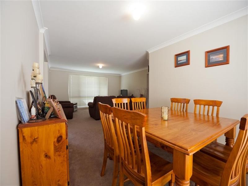 15 Lakeaire Circuit, Cameron Park NSW 2285