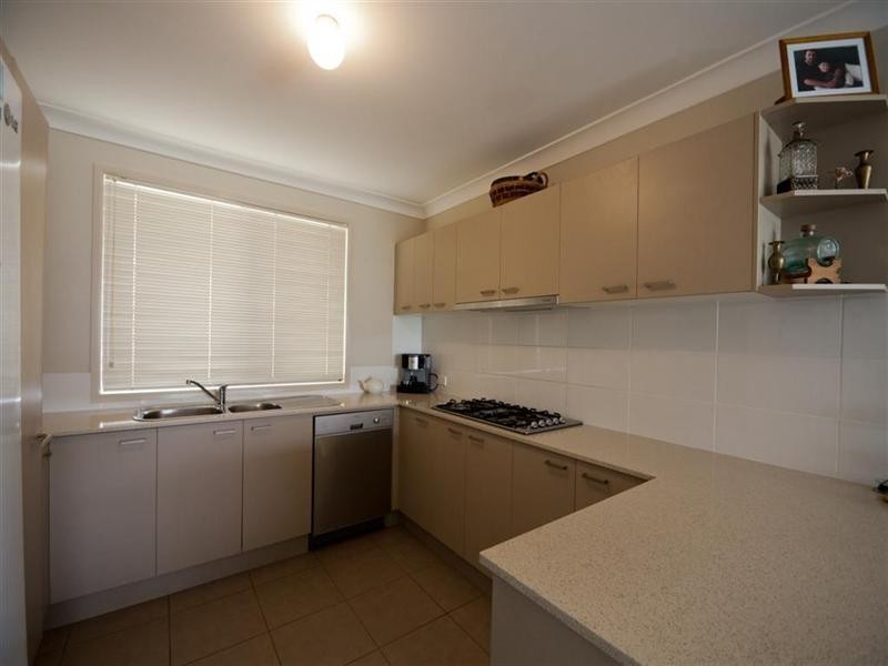 15 Lakeaire Circuit, Cameron Park NSW 2285