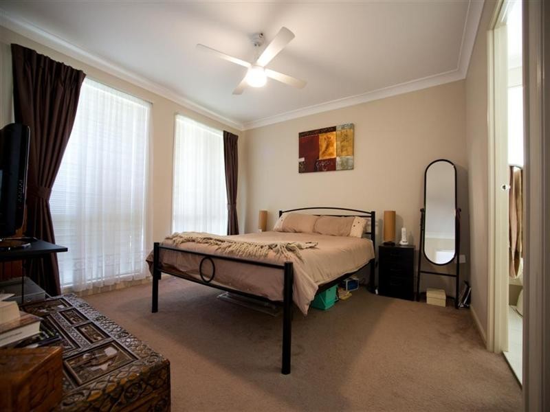 15 Lakeaire Circuit, Cameron Park NSW 2285