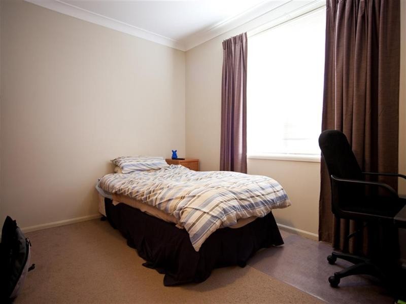 15 Lakeaire Circuit, Cameron Park NSW 2285