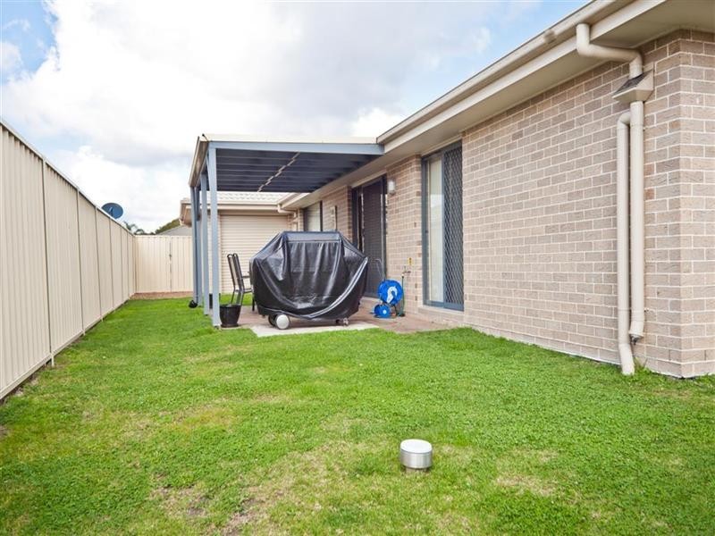 15 Lakeaire Circuit, Cameron Park NSW 2285