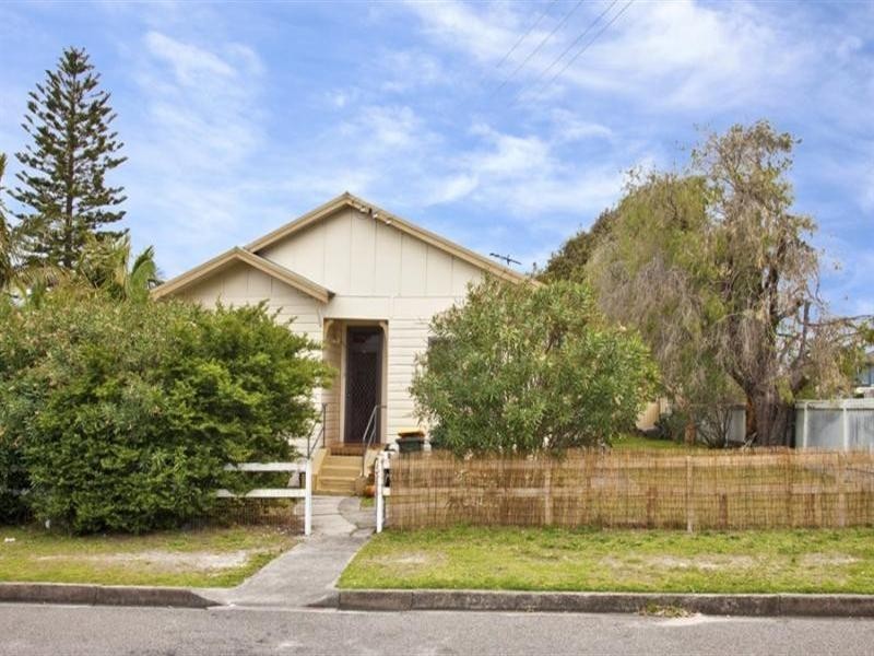 1 Hutchinson Street, Redhead NSW 2290