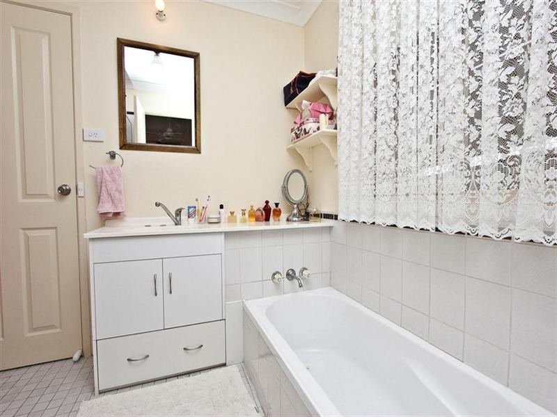 18 Finch Close, Cameron Park NSW 2285