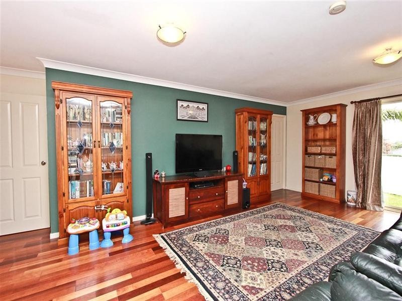 18 Finch Close, Cameron Park NSW 2285