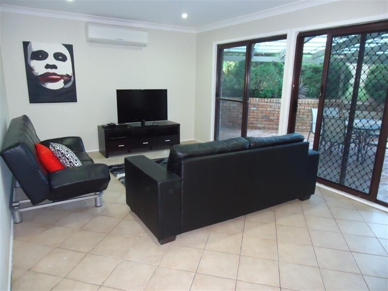 14 Woodside Drive, Eleebana NSW 2282