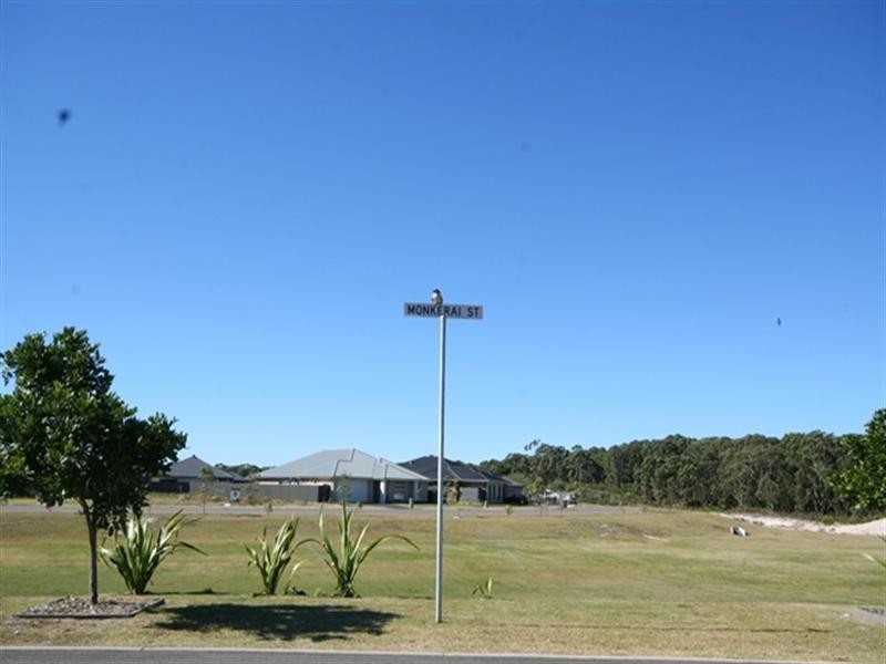 8 Monkerai Street, Fern Bay NSW 2295