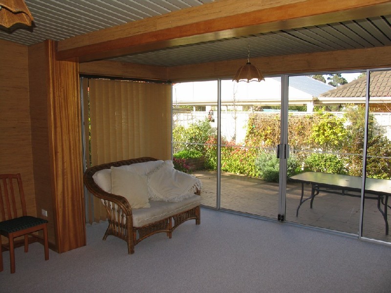 8 lancelot Drive, Daw Park SA 5041