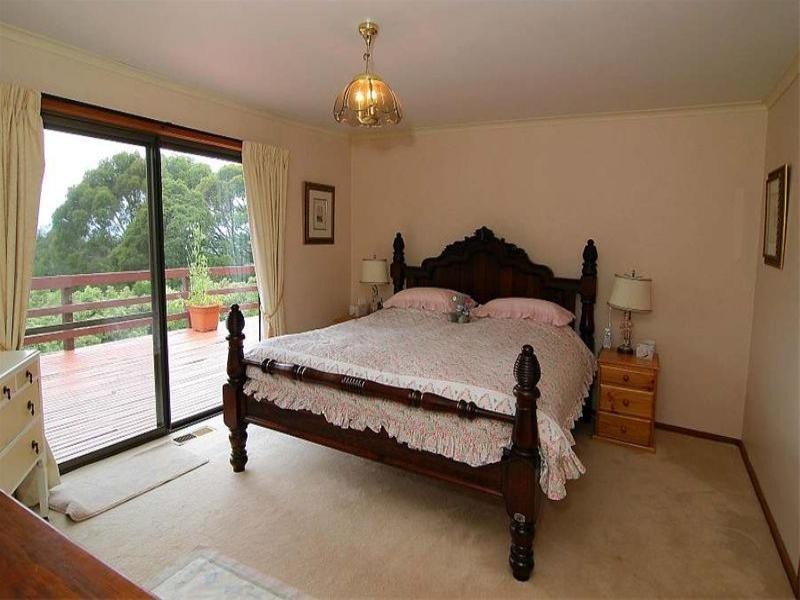 8 Eileen Avenue, Kalorama VIC 3766