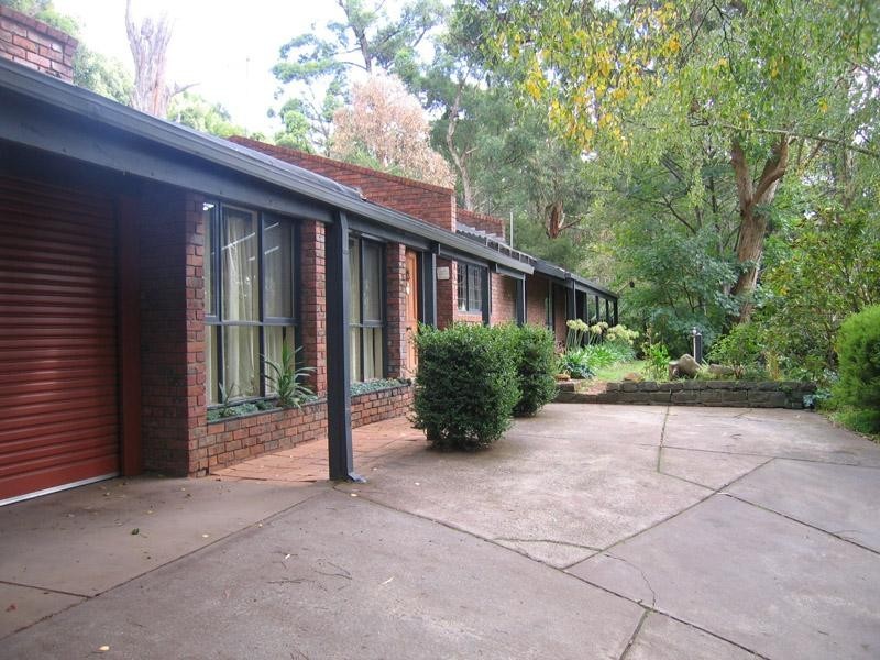 11 Caroline Crescent, Kalorama VIC 3766