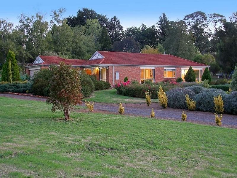 1 Meadow View Lane, Emerald VIC 3782