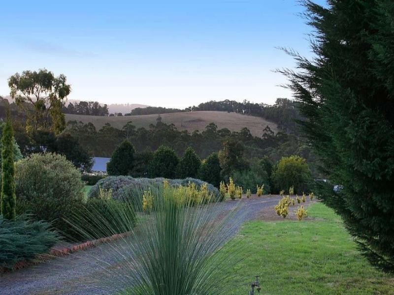 1 Meadow View Lane, Emerald VIC 3782