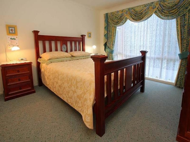 1 Meadow View Lane, Emerald VIC 3782