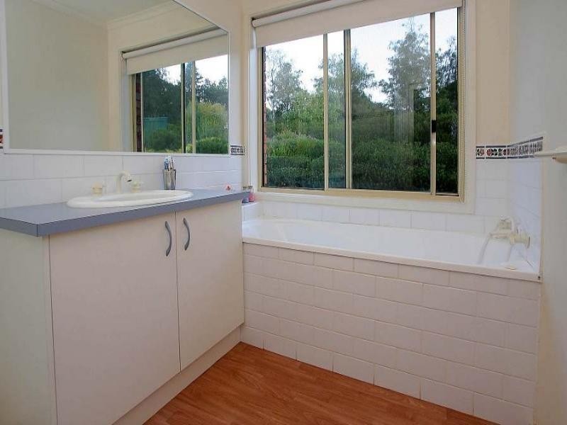 1 Meadow View Lane, Emerald VIC 3782