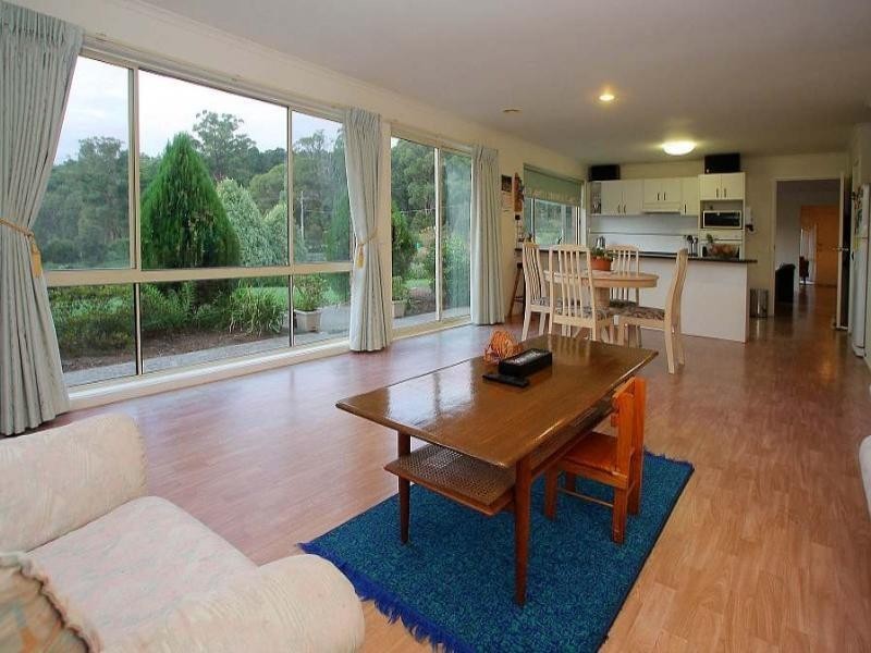 1 Meadow View Lane, Emerald VIC 3782