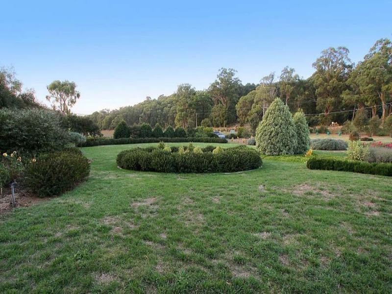 1 Meadow View Lane, Emerald VIC 3782