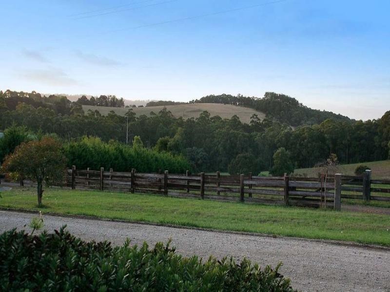 1 Meadow View Lane, Emerald VIC 3782