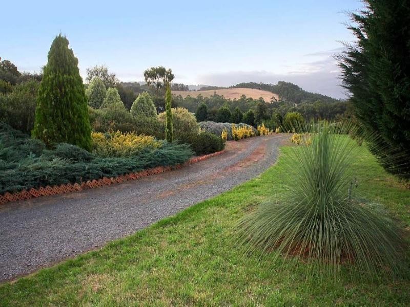 1 Meadow View Lane, Emerald VIC 3782