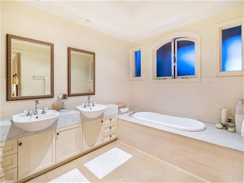 22 Mountain Top Court, Mons QLD 4556