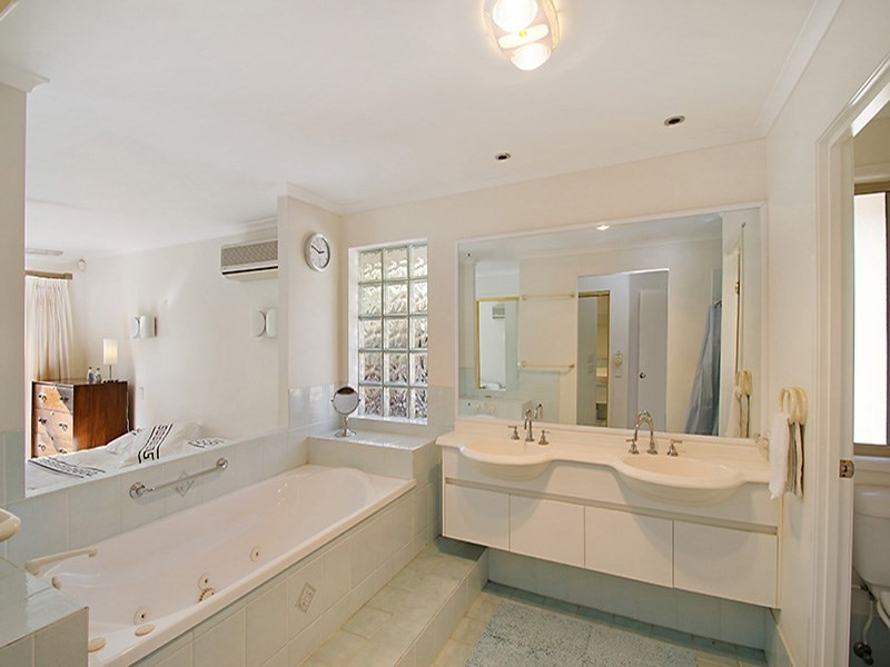 10 Courcheval Terrace, Mons QLD 4556