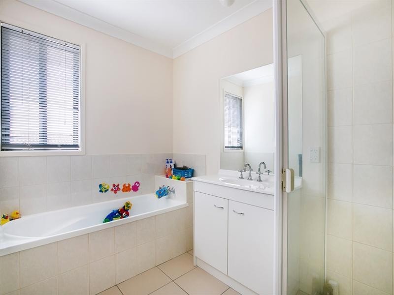 1/23 Liekefett Way, Little Mountain QLD 4551