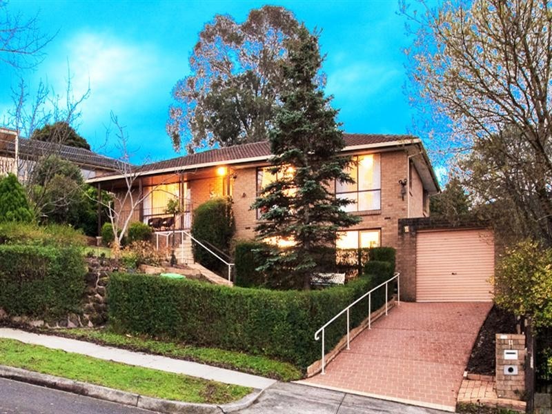 11 ALAWARRA Drive, Mooroolbark VIC 3138