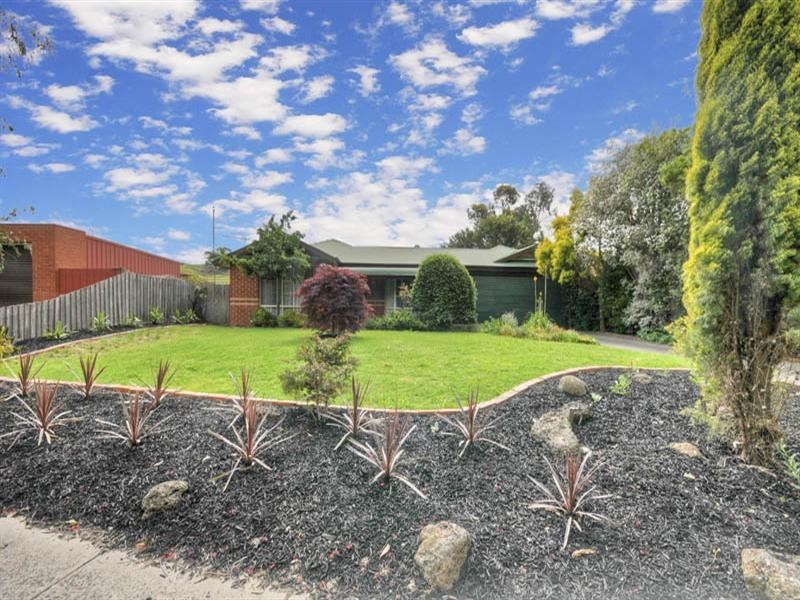 4 Hyde Park Walk, Mooroolbark VIC 3138