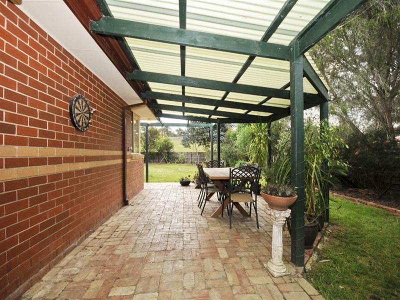 4 Hyde Park Walk, Mooroolbark VIC 3138