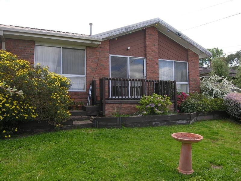 11 Struan Avenue, Mooroolbark VIC 3138