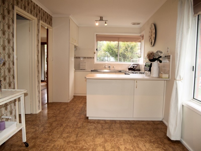 26 Russell Avenue, Mooroolbark VIC 3138