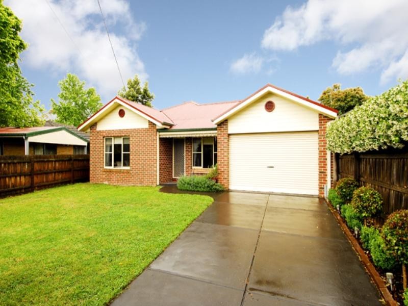 6 Longfellow Avenue, Mooroolbark VIC 3138