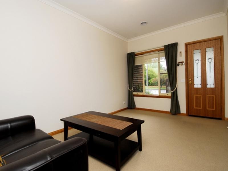 6 Longfellow Avenue, Mooroolbark VIC 3138