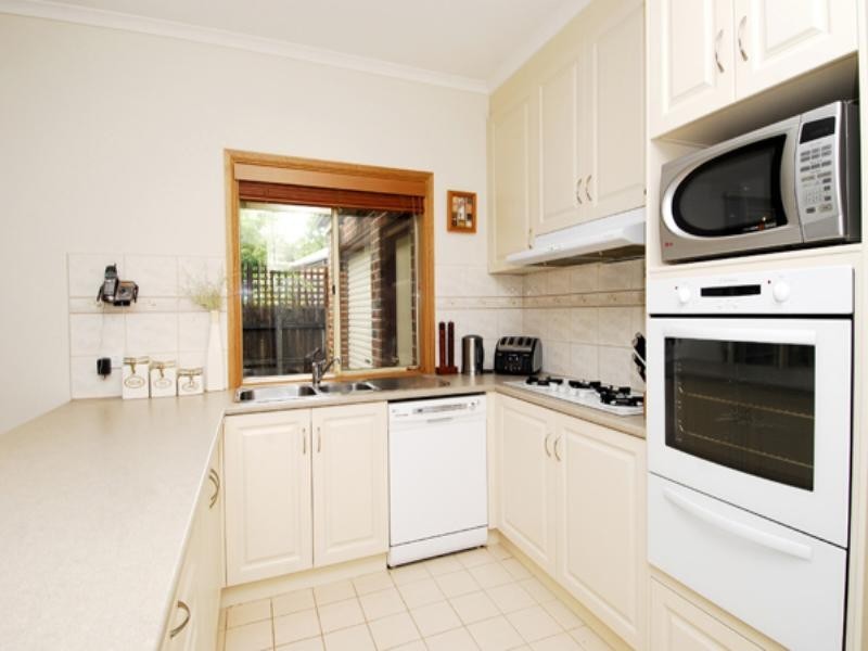 6 Longfellow Avenue, Mooroolbark VIC 3138