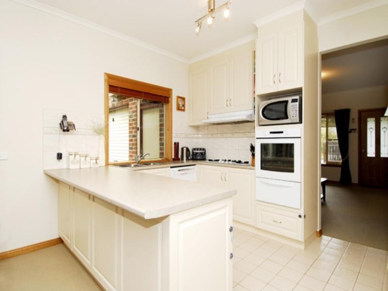 6 Longfellow Avenue, Mooroolbark VIC 3138