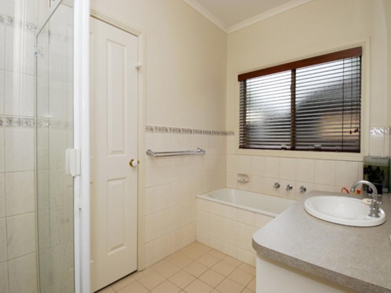 6 Longfellow Avenue, Mooroolbark VIC 3138