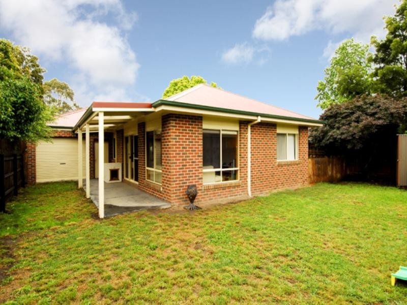 6 Longfellow Avenue, Mooroolbark VIC 3138