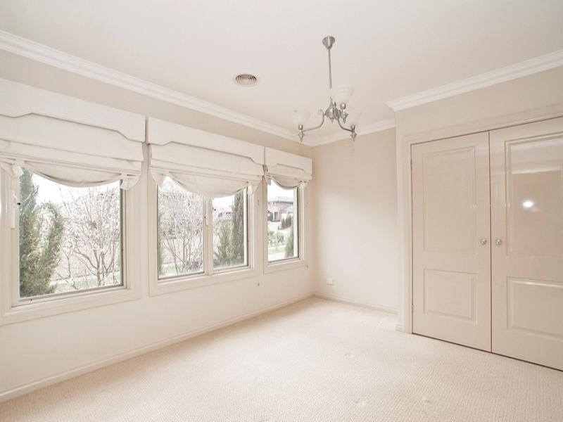 32 Valley Park Drive, Mooroolbark VIC 3138