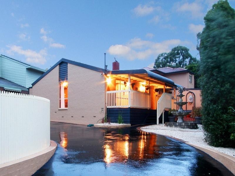 18 Batterbee Drive, Mooroolbark VIC 3138