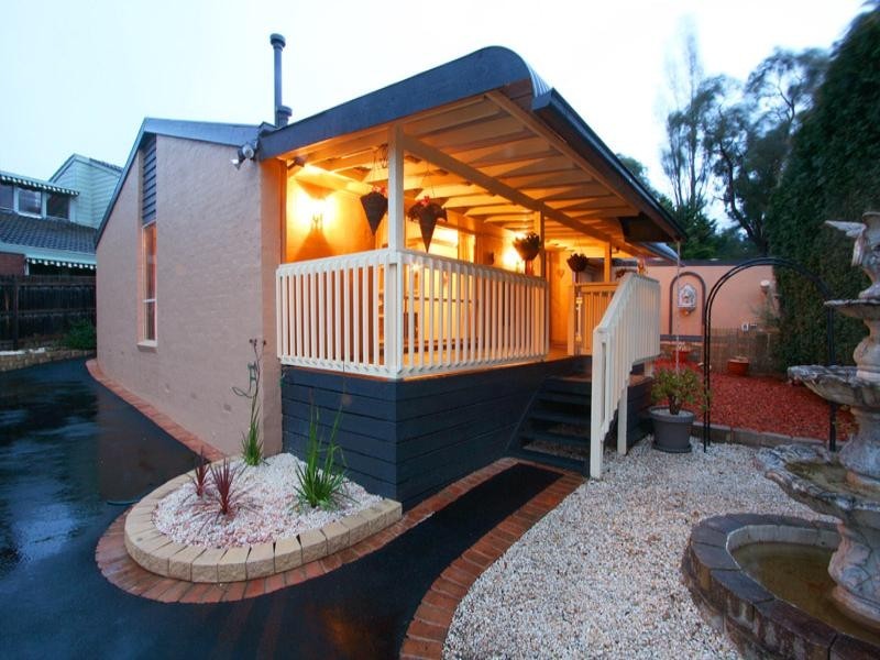 18 Batterbee Drive, Mooroolbark VIC 3138