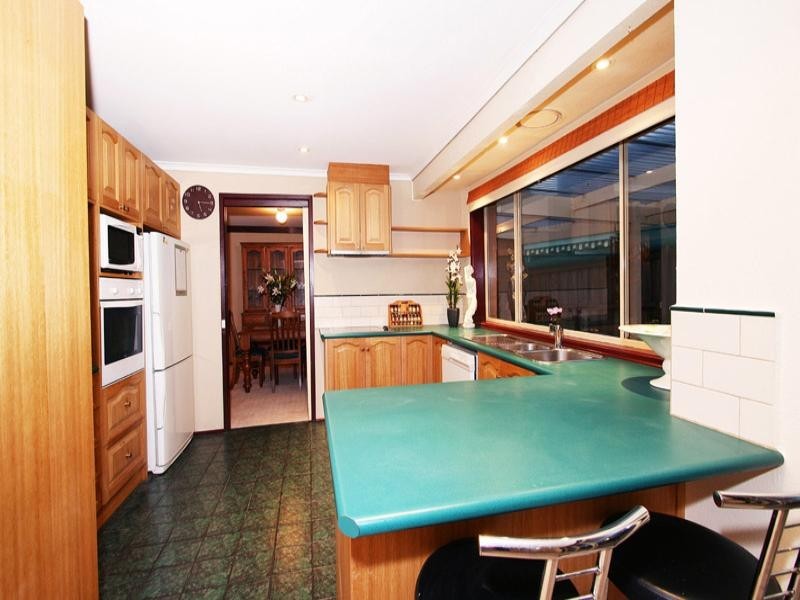 18 Batterbee Drive, Mooroolbark VIC 3138