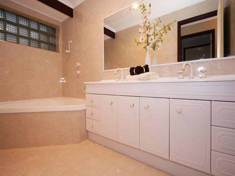 18 Batterbee Drive, Mooroolbark VIC 3138