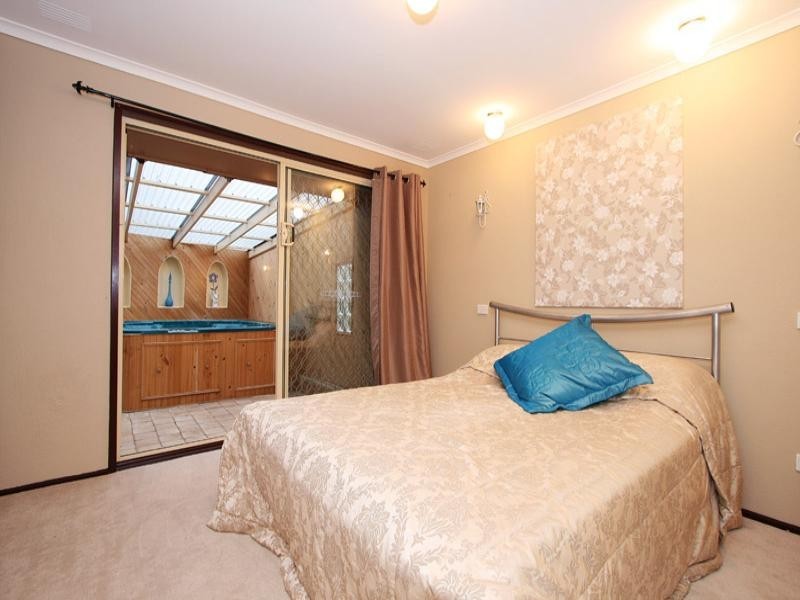 18 Batterbee Drive, Mooroolbark VIC 3138