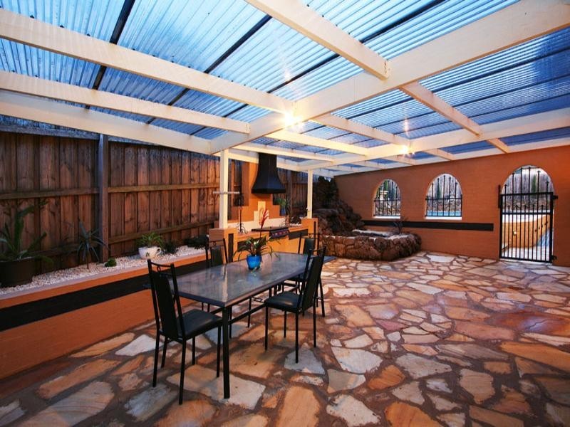 18 Batterbee Drive, Mooroolbark VIC 3138