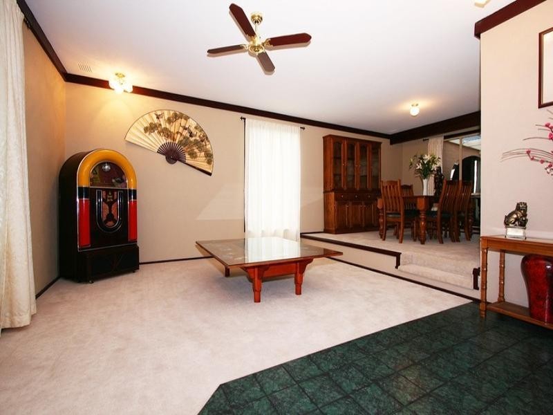 18 Batterbee Drive, Mooroolbark VIC 3138