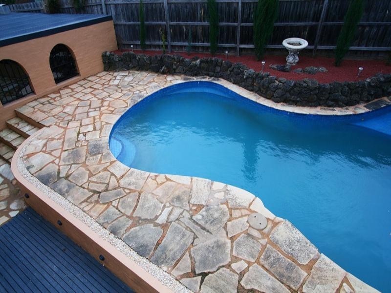 18 Batterbee Drive, Mooroolbark VIC 3138