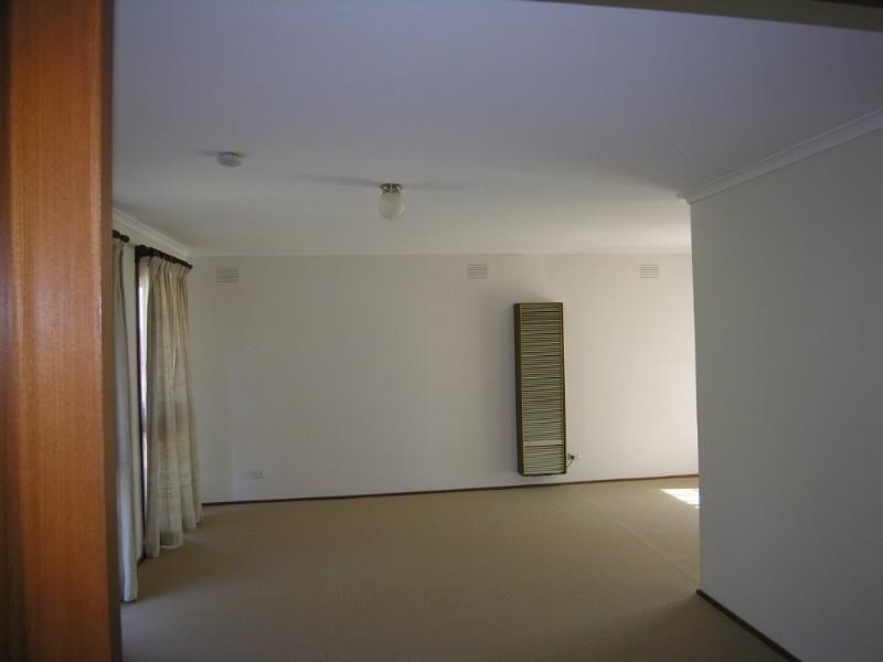 33 Churchill Drive, Mooroolbark VIC 3138