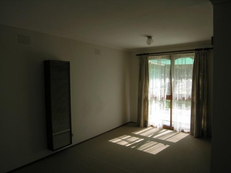 33 Churchill Drive, Mooroolbark VIC 3138