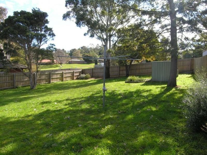 33 Churchill Drive, Mooroolbark VIC 3138