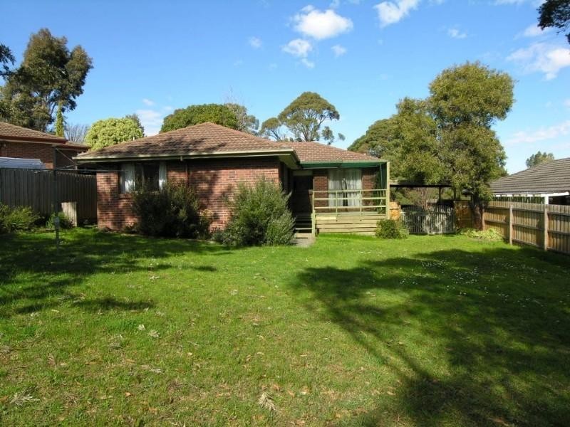 33 Churchill Drive, Mooroolbark VIC 3138