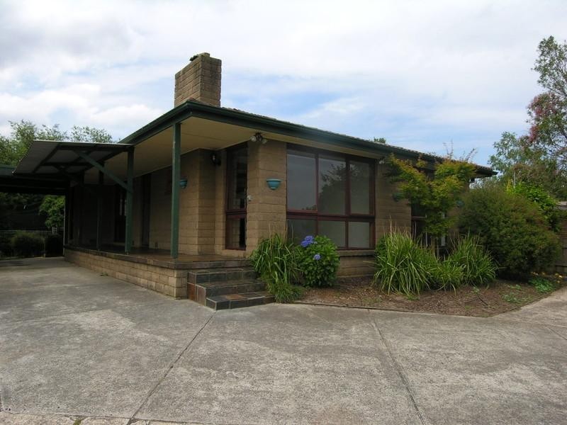 11 Eastwood Crescent, Mooroolbark VIC 3138