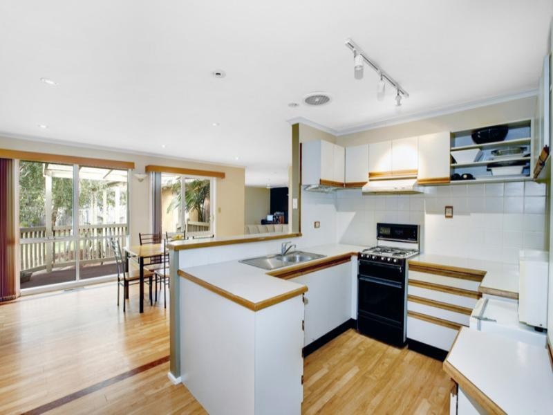 15 Robert Court, Croydon VIC 3136